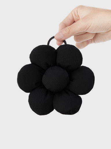 زين حقيبتك |(ONE) LINE FRIENDS Collet Big Flower Padded Keyring Black