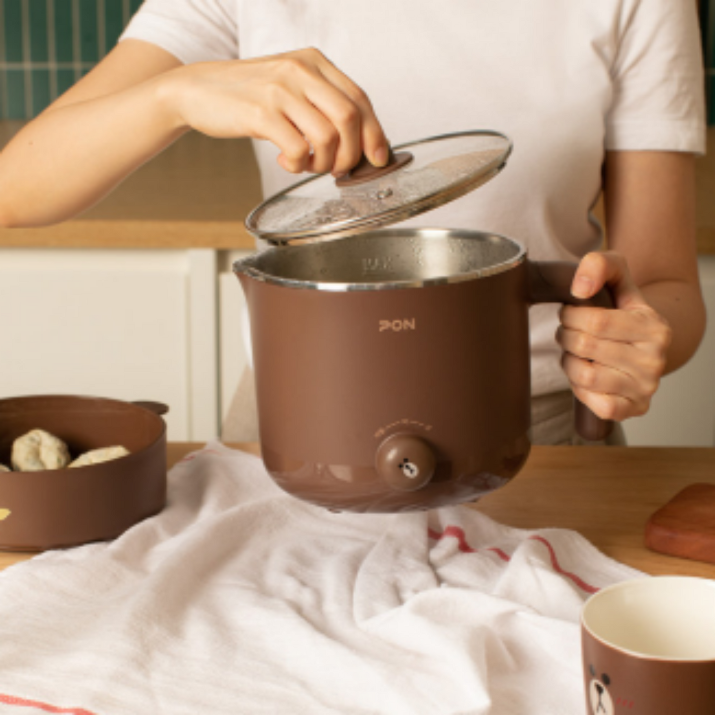 Line Friends - Electric Steamer & Soup Cookerلاين فريند تقدم وعاء طبخ 